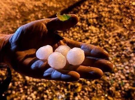 Ceviz büyüklüğünde yağdı! Aniden bastıran dolu beyaza bürüdü