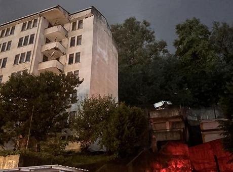 Zonguldak’ta heyelan dehşeti! İstinat duvarı çöken apartman boşaltıldı