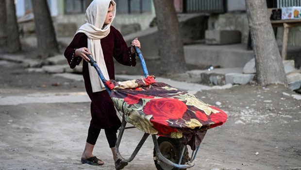 Afganistan’da kız çocukları yoksulluğa kurban ediliyor