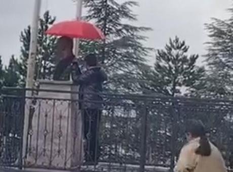 11 yaşındaki Alperen’den yağmur altında duygulandıran hareket! Atatürk büstüne şemsiye tuttu