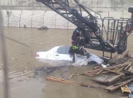 İstanbul’da selde kaybolan Ahmet Derin’in otomobili dereden çıkarıldı! Anahtar kontakta, eşyaları araçta
