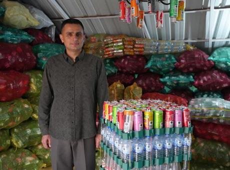 Geri dönüşüm için kolları sıvadı, 100 bin içecek ambalajı biriktirdi! Kampanyada birinci oldu