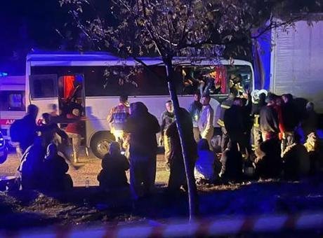 Isparta’da feci kaza! Tarım işçilerini taşıyan midibüs ile TIR çarpıştı: 17 yaralı