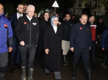 Bakan Göktaş, selden etkilenen Ayazağa’da! ‘212 personelimiz, 39 araçla sürekli sahadayız’