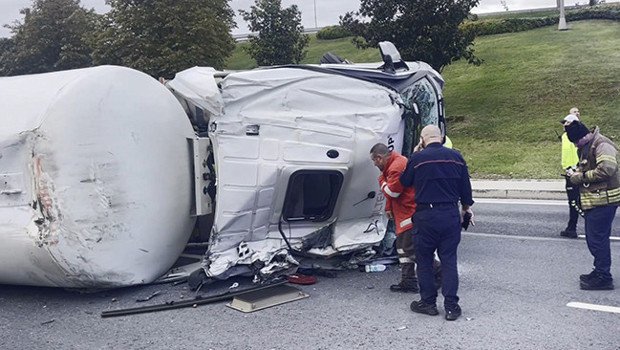 Bakırköy’de tanker devrildi: 1 kişi yaralandı