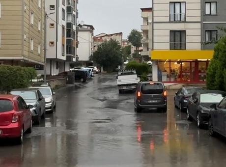 İstanbul’un birçok ilçesinde şiddetli yağış etkili oluyor: Metro girişine su barikatı çekildi