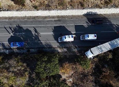 Edirne’de kamyonet, karşı şeride geçen TIR’a çarpıp devrildi; 4 yaralı