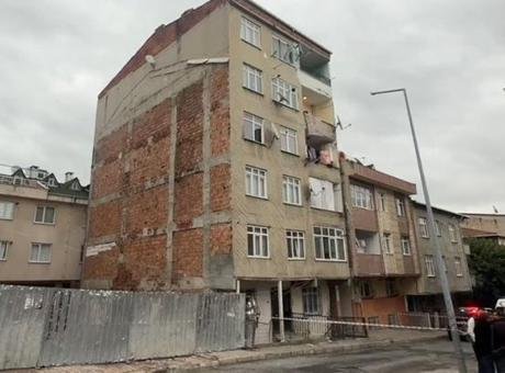 Küçükçekmece’de korku dolu anlar: Çatlaklar oluşan ve sesler gelen 7 katlı bina tahliye edildi