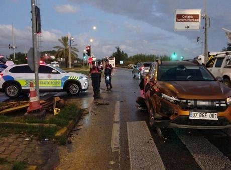 Manavgat’ta aynı kavşakta ikinci facia! Kırmızı ışıkta bekleyen araçlara kamyon çarptı