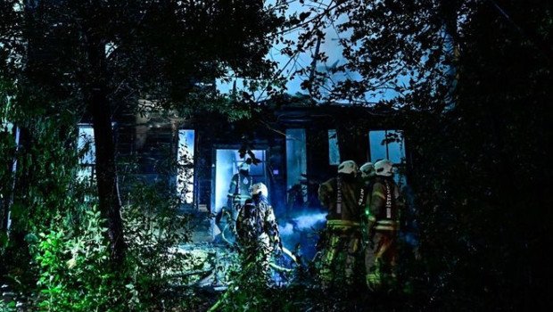 Kadıköy’de 3 katlı ahşap köşk yandı