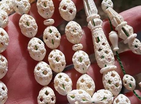 Gündüz güvenlik görevlisi, boş zamanlarında tespih ustası! Sanatını dişe işliyor
