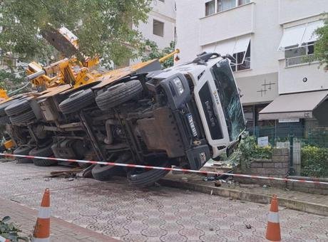 Kadıköy’de devrilen vinç 11 katlı binaya çarptı