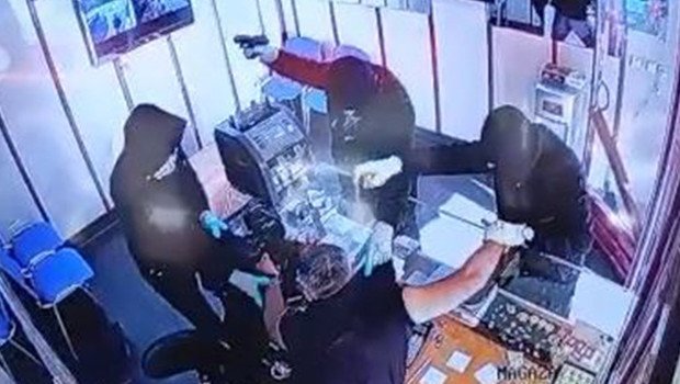 Gaziantep’te kuyumcu dükkanında silahlı ve gazlı soygun: 5.6 milyon liralık altınla kaçtılar