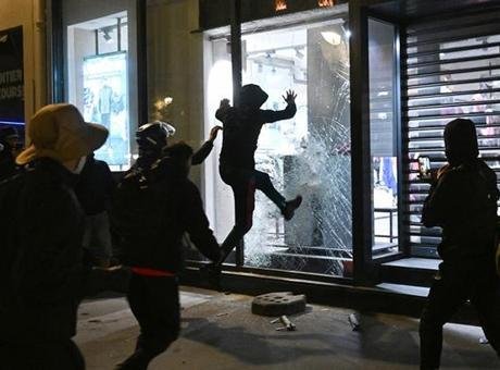Marsilya’da gece yarısından sonra toplanmalar ve protestolar yasaklandı
