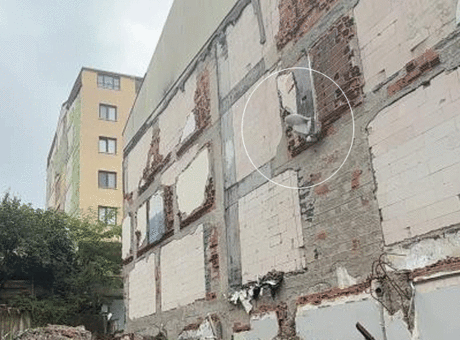 İstanbul’da sıradışı görüntü! Binayı yıktı, klozete dokunmadı