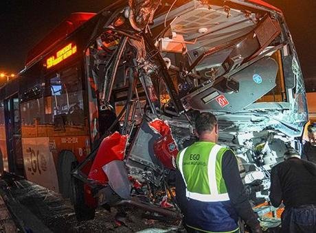 Ankara’da belediye otobüsü kaza yaptı! EGO otobüsü üst geçidin ayağına çarptı: Çok sayıda yaralı var