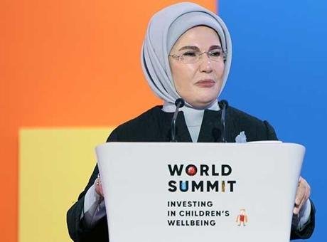 Emine Erdoğan: Çocuklarımızı dijital risklere karşı korumak üzere harekete geçen ilk ülkelerden biriyiz