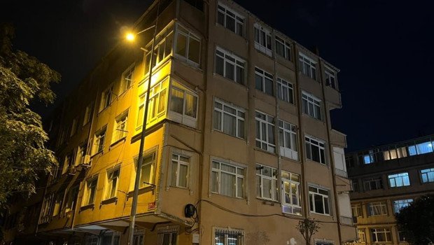 Eyüpsultan’da 5 katlı riskli bina tahliye edilerek mühürlendi