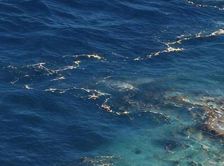 Petrol sızıntısı paniğe sebep oldu: Plajlar kapatıldı