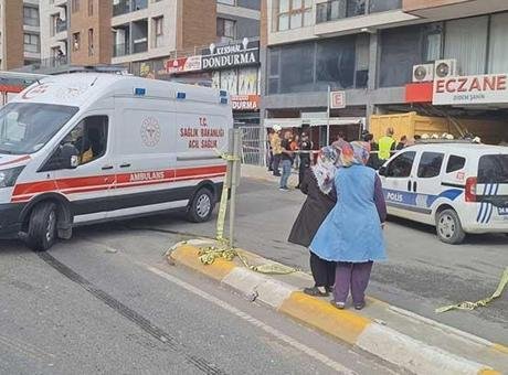 Son dakika.. Pendik’te hafriyat kamyonu eczaneye daldı! Yaralılar var