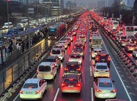İstanbul’da iki yakada ulaşım çilesi! Trafik yoğunluğu yüzde 80’e ulaştı