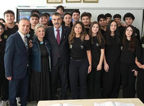 Milli Eğitim Bakanı Yusuf Tekin Kadıköy ve Beşiktaş’ta öğrencilerle buluştu