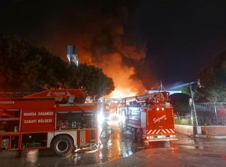 Manisa OSB’de korkutan yangın! Akü fabrikasında yangın çıktı