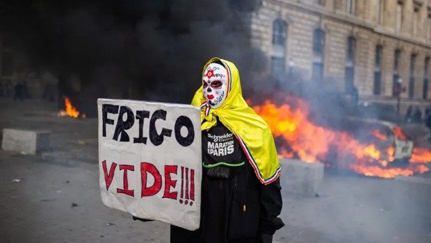 Paris’teki Sarı Yelekliler eyleminde polis müdahalesi
