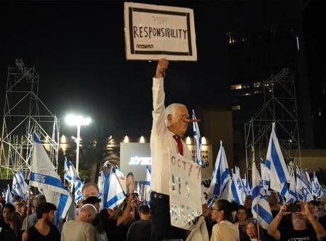 İsrail’de seçim öncesi fırtına! On binlerce Netanyahu muhalifi Tel Aviv’de toplandı