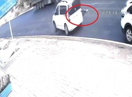 Mardin’de otomobil önce araca sonra çocuğa çarptı! Korkunç kaza kamerada