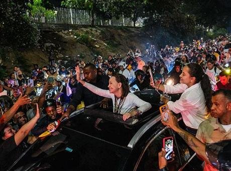 10 ayı aşkın süredir sürgündeydi: Venezuela’nın muhalif lideri Machado coşkularla ülkesine döndü
