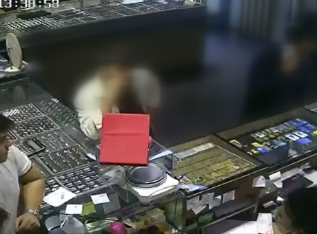 Sakarya’da kuyumculara sahte altın sattılar! O anlar kamerada, 2 şüpheli tutuklandı