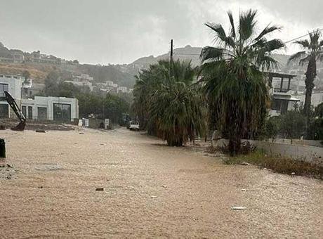 Bodrum’da sağanak: Yollar göle döndü, iş yerlerini su bastı