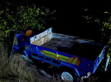 Afyonkarahisar’da otomobil patpata arkadan çarptı! Tarım aracı şarampole savruldu