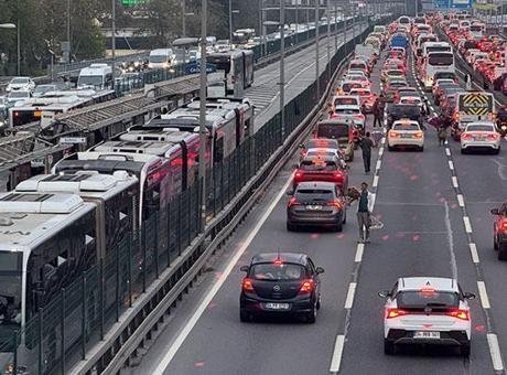 İstanbul’da akşam saatlerinde derbi trafiği! Ana arterlerde trafik durma noktasında