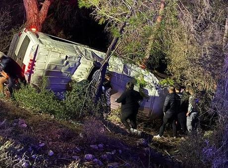 Antalya’da dağcıları taşıyan minibüs şarampole devrildi: 15 yaralı