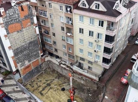 Bahçelievler’de iki binada zemin çökmesi dronla görüntülendi! 20 daire boşaltıldı