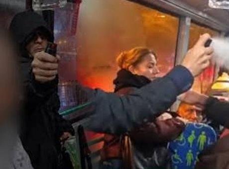Kadıköy’de otobüste biber gazı paniği: Yumruk attı, gaz sıktı, kaçtı