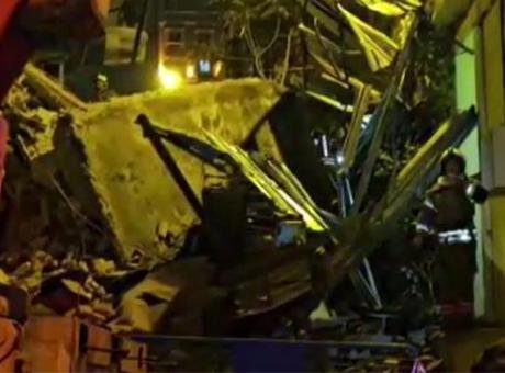 Beyoğlu’nda 5 katlı metruk bina çöktü