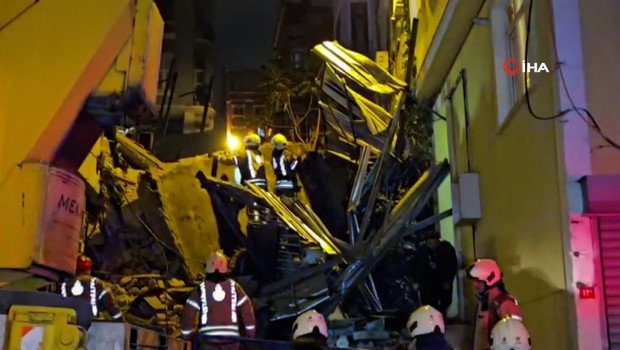 Son dakika… Beyoğlu’nda 5 katlı metruk bina çöktü