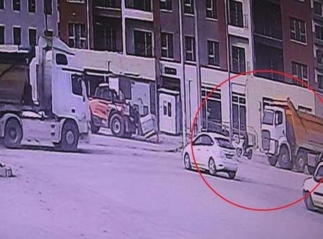 Hatay’da korkunç ölüm! Motosiklet sürücüsü kamyonun altında kaldı