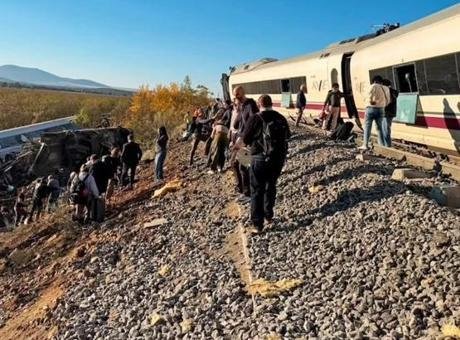 İspanya’daki hızlı tren kazasında bilanço ağırlaşıyor! Başbakan Sanchez, 3 günlük milli yas ilan etti