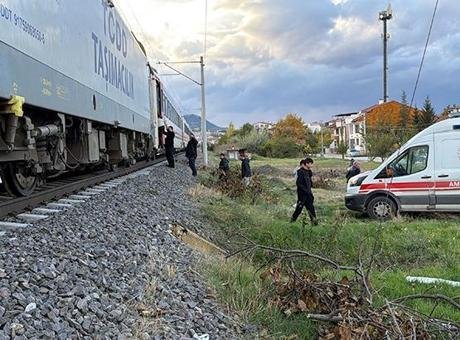 Kütahya’da feci kaza: Raylardan geçmeye çalışan yayaya tren çarptı
