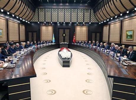 Bakan Bayraktar, Kazakistan Enerji Bakanı Akkenzhenov ile görüştü