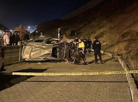 Erzurum’da feci kaza! Şarampole devrilen araçtaki 2 kişi öldü, 2 kişi ağır yaralandı