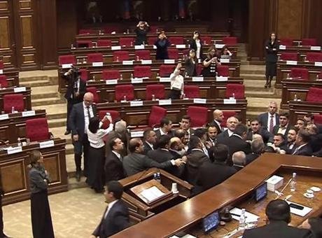 Ermenistan Parlamentosu’nda skandal görüntü! Yumruklar havada uçuştu, kavga koridora taştı