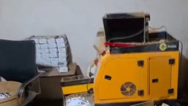 Evi fabrikaya çevirmişler: 120 bin dolu makaron ve tütün fırını ele geçirildi