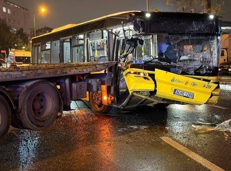 İstanbul’da İETT’ye bağlı özel halk otobüsü kaza yaptı