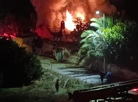 Aydın’da çıkan yangında ev kül oldu, 4 kişilik aile zor kurtuldu