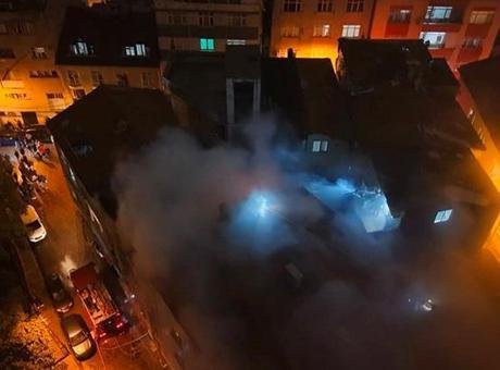 Kağıthane’de korku dolu anlar! 5 katlı binanın çatısı alev alev yandı